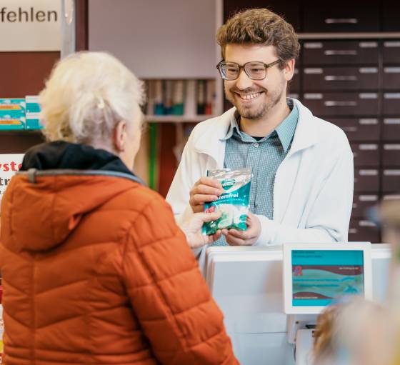 Pharmazeut bei der Kundenberatung in der Apotheke Freital