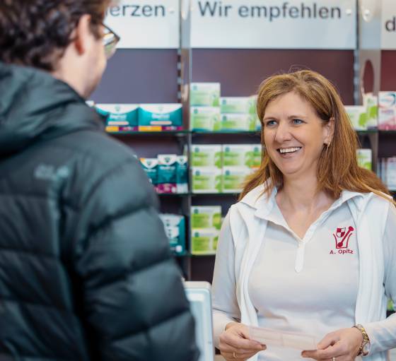 Fr. Opitz bei der Kundenberatung in der Apotheke Freital